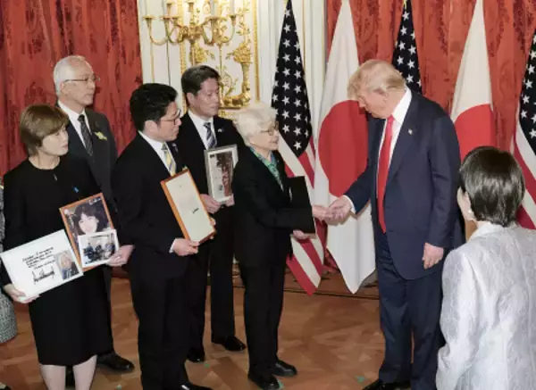 トランプ米大統領と面会する横田さんら
