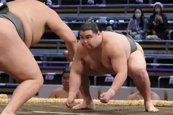 旭富士、白星デビュー