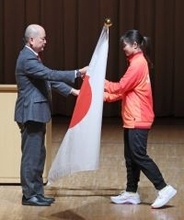 国旗を受け取る小倉さん