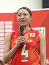 あいさつする石川真佑