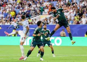 クリアするアムリ　Ｗ杯サッカー