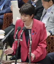 答弁する高市首相