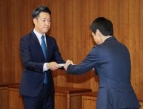 辞職願を提出する横山市長