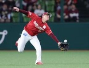 好捕する辰己　プロ野球
