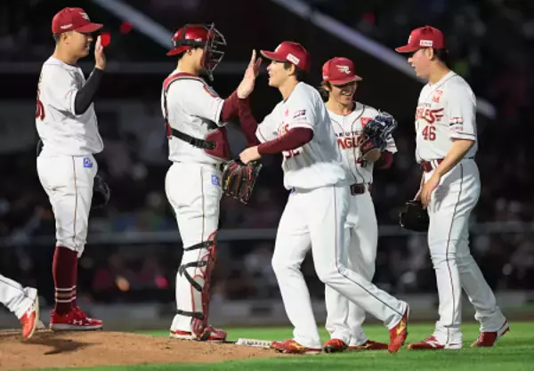 喜ぶ楽天ナイン　プロ野球