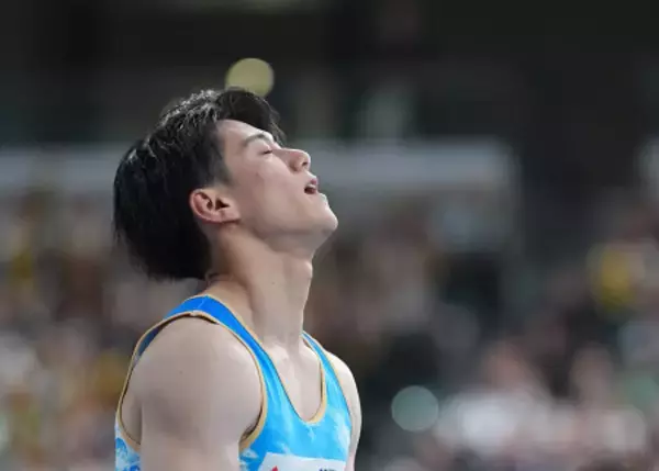 天を仰ぐ橋本