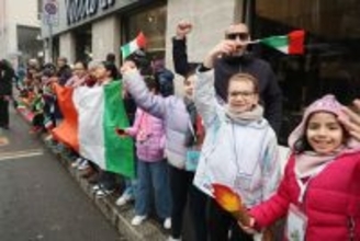 聖火リレーに集まった子どもたち