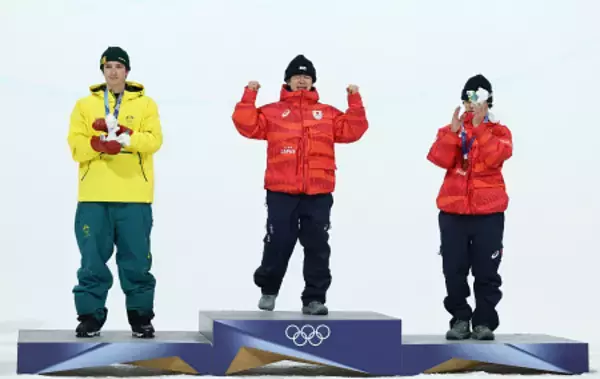 表彰台に上がる戸塚　五輪