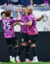 喜ぶラファエルエリアスら　Ｊリーグ