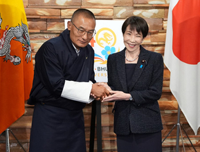 ２国間関係強化を確認