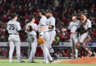 勝利を喜ぶ巨人ナイン　プロ野球