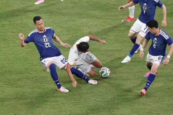 ディフェンスする吉田　サッカー