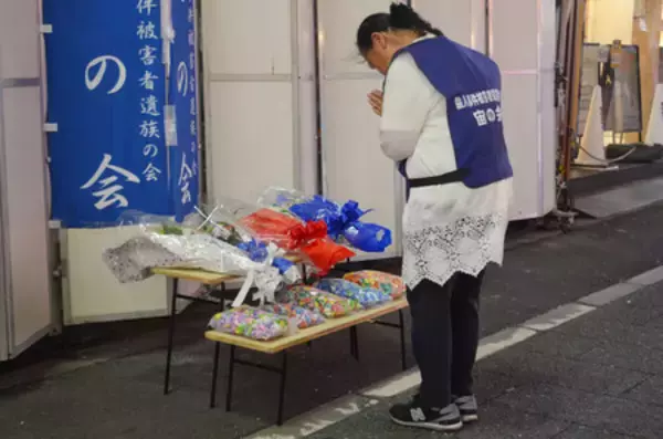 遺族ら献花、現場で追悼＝「一瞬でも当時を思い浮かべて」―歌舞伎町ビル火災から２５年・東京
