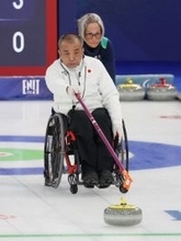 ストーンを放つ中島