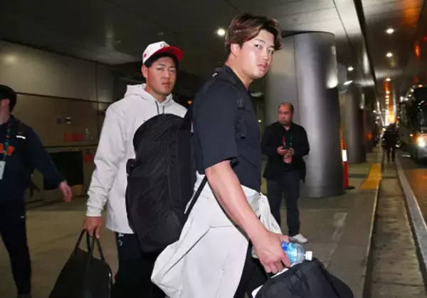 マイアミに到着した村上と岡本　野球