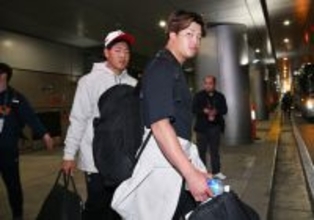 マイアミに到着した村上と岡本　野球