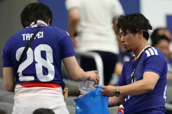 来た時よりも美しくは「日本の文化」 日本人サポーター、今大会も試合後にごみ拾い