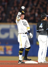 喜ぶ牧原大　プロ野球