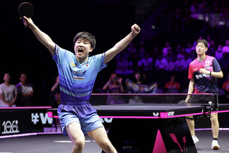 喜ぶ張本智　卓球ＷＴＴ