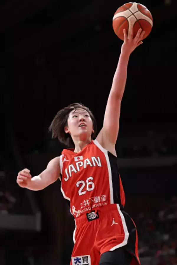 シュートを決める田中