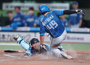 タッチする小島　プロ野球