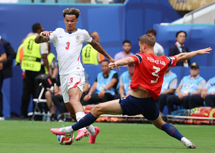 ドリブルするオライリー　Ｗ杯サッカー