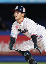 スクイズを決める武岡　プロ野球
