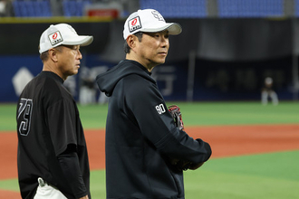 練習を見守る小久保監督　プロ野球
