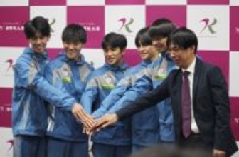 撮影に応じる国学院大の選手ら