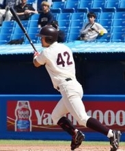 リーグ戦初安打を放つ阿部