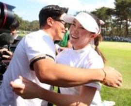 抱き合う河本姉弟　女子ゴルフ