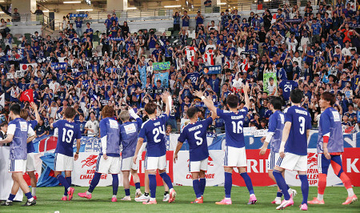 声援を送るサポーター　サッカー