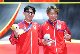 笑顔の中村と小沢楓　アジア大会
