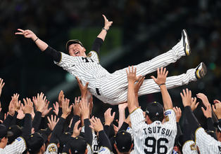胴上げされる藤川監督　プロ野球