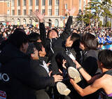 「胴上げされる伊藤監督」の画像1