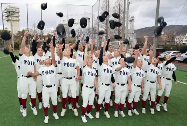 喜ぶ大阪桐蔭の選手　高校野球