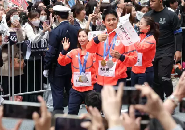 歓声に応える「りくりゅう」