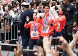 歓声に応える「りくりゅう」