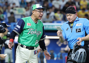投手交代を告げる池山監督　プロ野球