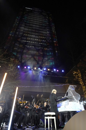 演奏する小室哲哉さん