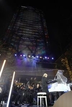 演奏する小室哲哉さん