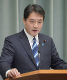 「記者会見する尾崎官房副長官」の画像1