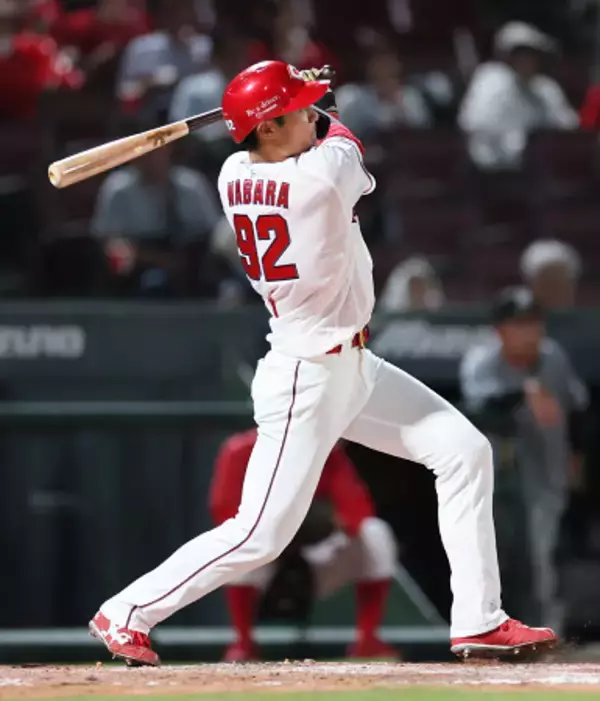 名原のプロ初本塁打　プロ野球
