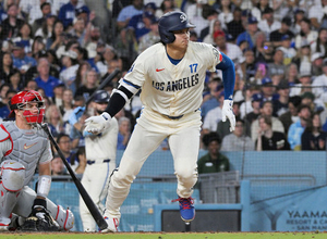 安打を放つ大谷　大リーグ