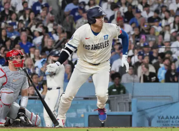 安打を放つ大谷　大リーグ