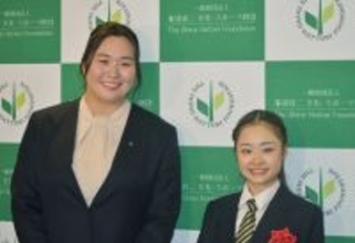 撮影に応じる北口と島田