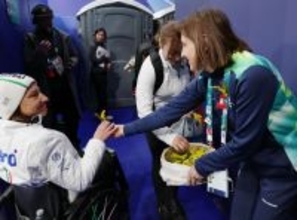 パラ会場で配られたミモザ