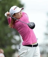 ティーショットを放つ西郷　女子ゴルフ