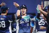 「迎えられる長谷川　プロ野球」の画像1