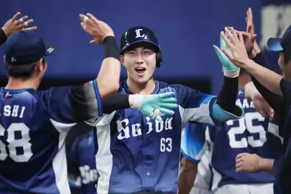 迎えられる長谷川　プロ野球